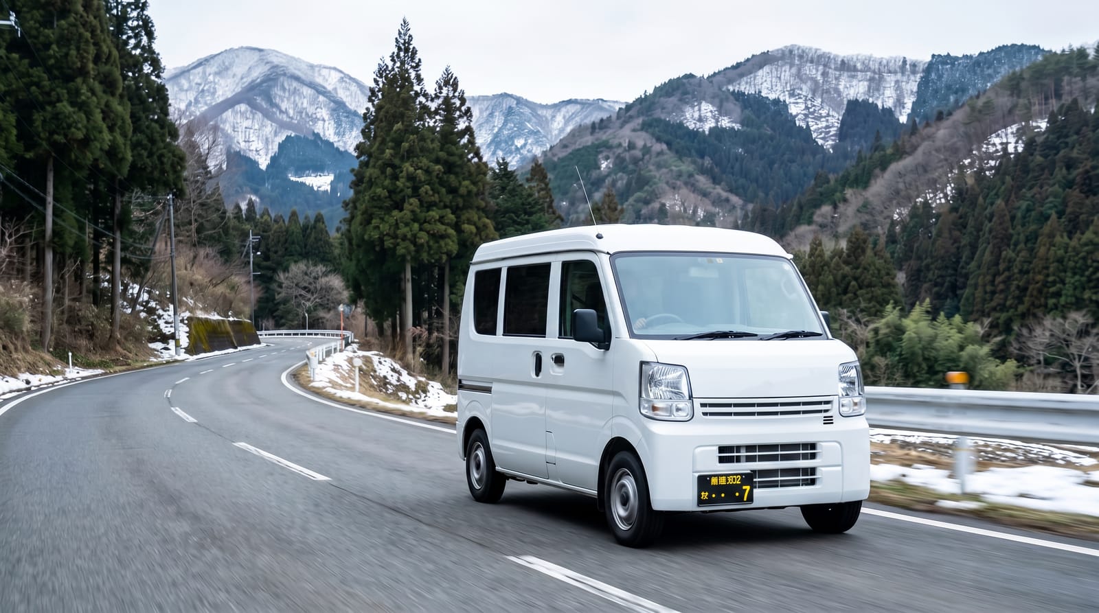 山間部の地方道を走行する軽貨物バン